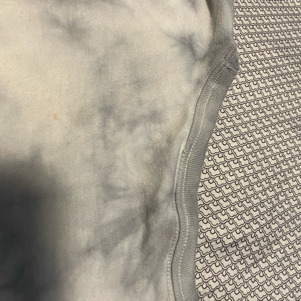 This shirt is very comfy and still good condition - Picture 3 of 4